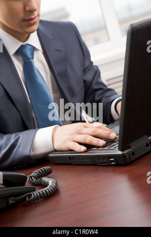 Nahaufnahme des Unternehmer Hand Tasten der Laptop im Büro Stockfoto