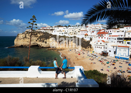 Paar mit Blick auf Strand Stockfoto