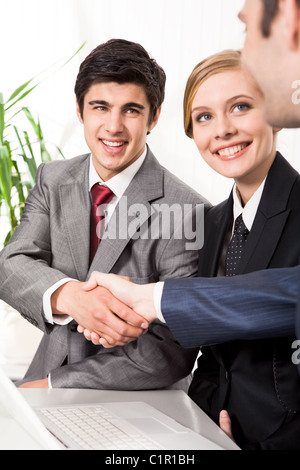 Foto der erfolgreichen Business Partner Handshake nach dem Auftreffen auf sehr viel mit lächelnde Frau in der Nähe von Stockfoto