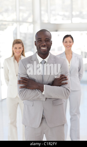 Lächelnden Manager mit seinem team Stockfoto