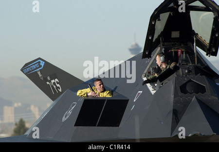 Crew Chiefs Pre-flight der f-117 Nighthawk Stealth-Fighter während der Vorbereitung für den Start am Nellis Air Force Base, Nevada März 8. Stockfoto