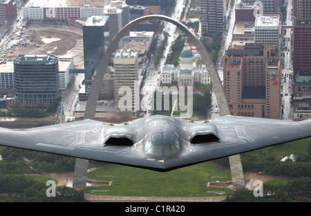 B2 Stealth Bomber mit dem 509. Bombe Flügel fliegt über St. Louis Arch bei Air Force Woche. Stockfoto