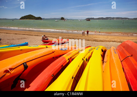 Kajaks am Strand, Paihia, Bay of Islands, Northland, Nordinsel, Neuseeland Stockfoto