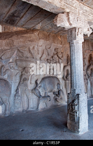 Spalte und Rock Reliefs an Krishna Mandapam in Mahabalipuram in Tamil Nadu Stockfoto