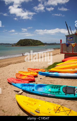 Kajaks am Strand, Paihia, Bay of Islands, Northland, Nordinsel, Neuseeland Stockfoto