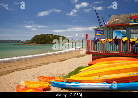 Kajaks am Strand, Paihia, Bay of Islands, Northland, Nordinsel, Neuseeland Stockfoto