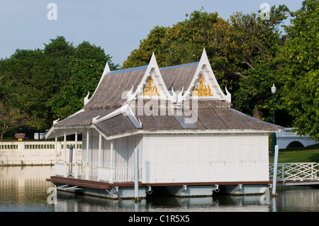 Die Royal Floating House in den Gärten der Sommerpalast in Bang Pa In, Ayuttaya, Thailand. Stockfoto