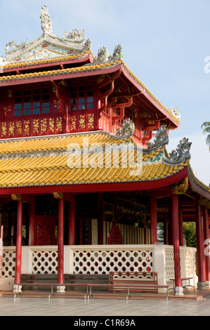 Die im chinesischen Stil Phra Thinang Wehart Chamrun im Sommerpalast in Bang Pa In, Ayuttaya Provinz, Thailand. Stockfoto