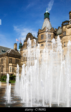 Rathaus und Brunnen in Peace Gardens Sheffield South Yorkshire England Stockfoto