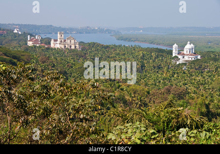 Old Goa Mandovi Fluss entlang mit Se Kathedrale vor Kirche von Str. Francis von Assisi, links, und Kirche St. Cajetan, richtig. Stockfoto