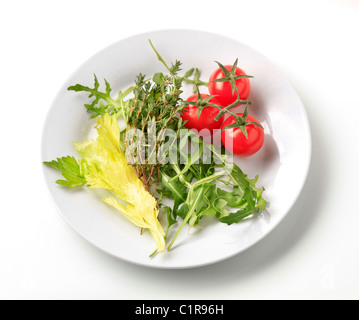 Zweige Thymian, Salat und rote Tomaten Stockfoto