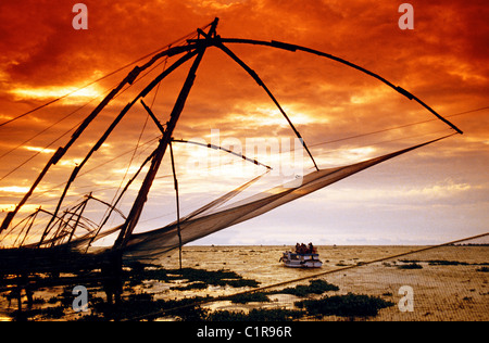 Freitragend chinesischen Fischernetze in der Abenddämmerung entlang Spitze von Fort Cochin an Küste in Cochin (Kochi) Stockfoto