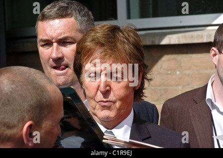 Sir Paul McCartney wird von den Fans nach der Teilnahme an der Abschlussfeier am Liverpool Institute of Performing Arts gemobbt. Stockfoto