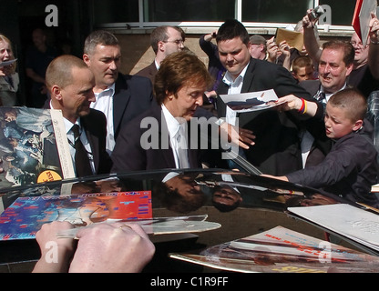 Sir Paul McCartney wird von den Fans nach der Teilnahme an der Abschlussfeier am Liverpool Institute of Performing Arts gemobbt. Stockfoto