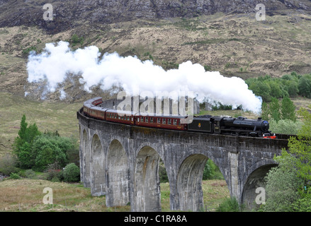 Der Hogwarts-Express Sonderangebot-Harry Potter Film läuft auf der Glenfinnan-Viadukt, schottischen Higlands Stockfoto