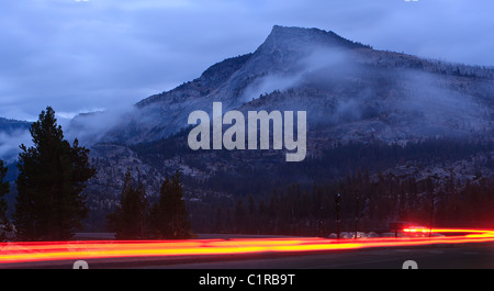 Auto Heck leuchten, Tioga Pass, Yosemite-Nationalpark, Kalifornien, USA. Stockfoto