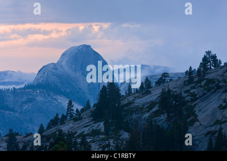 Hal-Dome in der Abenddämmerung aus Olmstead Sicht, Yosemite-Nationalpark, Kalifornien, USA. Stockfoto