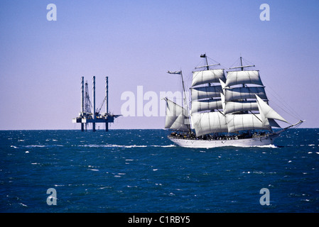 "Elissa", ein drei-Mast-Großsegler, Segeln Segeln in der Nähe von Offshore-Öl-Rig-Plattform in Galveston Bay, Galveston, Texas, USA Stockfoto