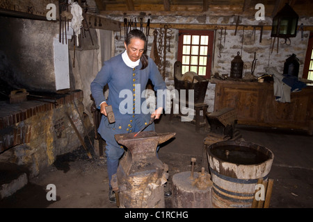 Periode Schauspieler schmieden eine Eisen-Tool zur Festung von Louisbourg National Historic Site, Cape Breton, Nova Scotia, Kanada Stockfoto