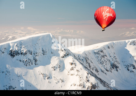 Blick in Richtung Cairn Toul über Lairig Ghru von Ben Macdui auf dem Hochplateau Cairngorm, Schottland, Großbritannien. Stockfoto