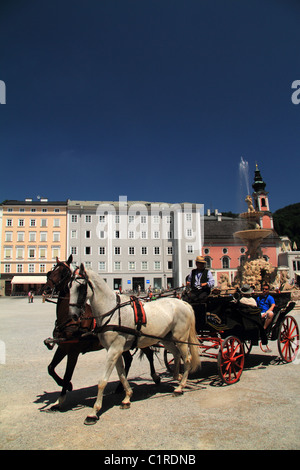 Fiaker am Residenz-Platz in Salzburg Österreich Stockfoto