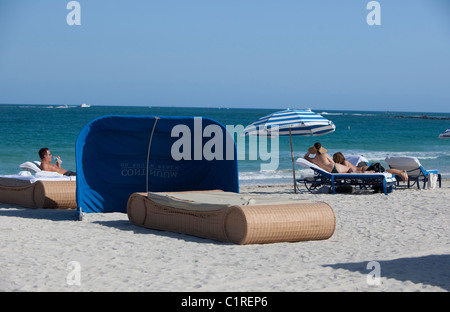 Menschen auf einem Sandstrand, Miami Beach, Florida, USA. Stockfoto