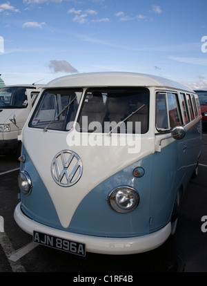 VW Camper Van, gesehen bei kleinen Treffen am Southport direkt am Meer Stockfoto