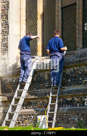 Zwei Männer, die Durchführung von kirchlicher Reparaturen Stockfoto