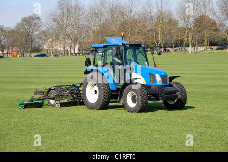 Traktor, Rasenmähen Stockfoto