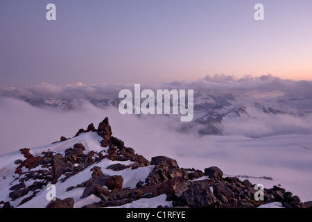 Sonnenuntergang in den Bergen des Kaukasus. Rosa Farben. In der Nähe von Berg Elbrus. Kabardino-Balkarien. Russland. Stockfoto