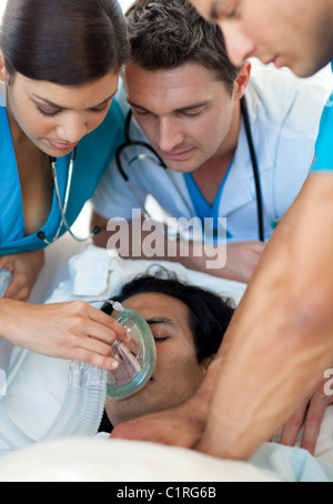 Arzt die Sauerstoffmaske an einem Patienten Stockfoto