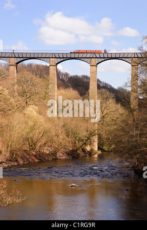 15-04 auf pontcysyllte Aquädukt Durchführung Llangollen-kanal über den Fluss Dee Tal von unten gesehen. Froncysyllte Wrexham North Wales UK Großbritannien Stockfoto