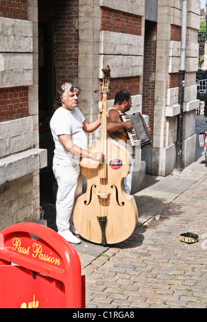 2 Straßenmusiker in Brüssel außerhalb Passé Leidenschaft Stockfoto