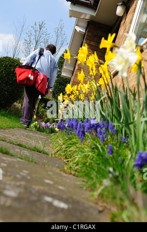 Frühling Garten Boarder. Postbote Herstellung Lieferung. Stockfoto