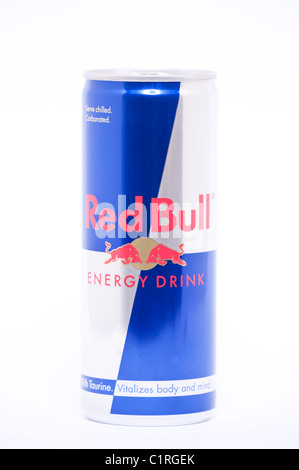 Eine Dose Red Bull Energy Drink auf weißem Hintergrund Stockfoto