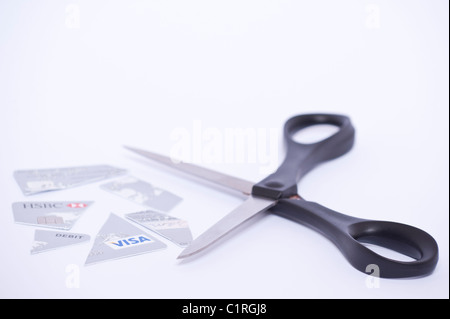 Naresaw mit einer Schere auf weißem Hintergrund EC-Karte Stockfoto