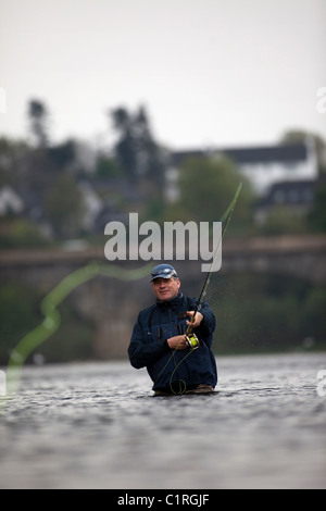 Lachsangeln auf dem Fluss Tweed in der Nähe von Kelso Scottish Borders. Stockfoto