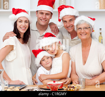 Lächelnd Familie Weihnachten Kuchen backen Stockfoto