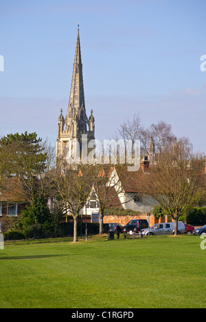 St.-Marien Kirche, Saffron Walden, wie aus dem grünen Spielfeld gesehen Stockfoto