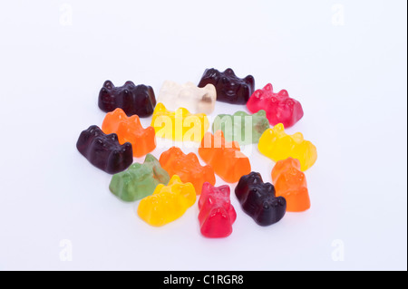 Eine Auswahl an Gummibärchen jelly Teddy traditionellen Süßigkeiten auf weißem Hintergrund Stockfoto