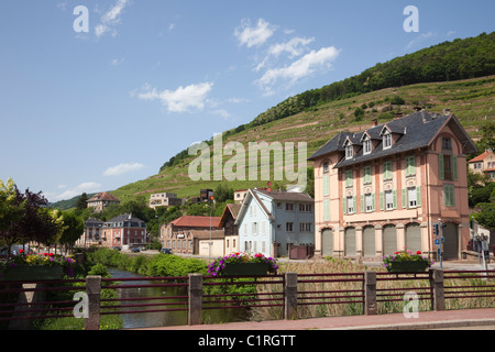 GUEBWILLER, Haut-Rhin, Elsass, Frankreich, Europa. Fluss Lauch mit Grand Cru Weinberge am Hang entlang der Elsässer Wein Stockfoto