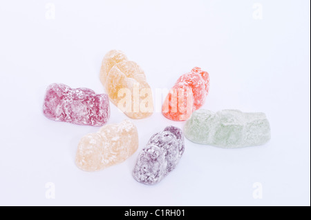 Eine Auswahl an Jelly Babys traditionellen Süßigkeiten auf weißem Hintergrund Stockfoto