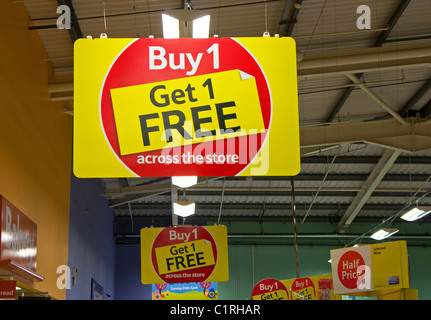 Ein Buy 1 get 1 kostenlose Anmeldung in einem Tesco Supermarkt, UK Stockfoto