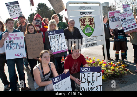 Studenten gegen Bildung Kürzungen begleiten Sie markante Dozenten auf die Streikposten außerhalb Aberystwyth Universität Hauptcampus, Wales UK Stockfoto