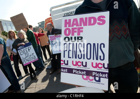 "Hands off unsere Renten": Studenten gegen Bildung Kürzungen kommen markante Dozenten, Mitglieder der Union UCU auf den Streikposten Linie außen Aberystwyth Universität Hauptcampus, protestieren gegen Kürzungen bei Rentenansprüchen, Wales UK Stockfoto