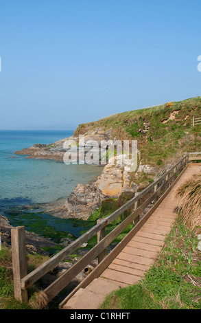 Eine hölzerne Brücke auf der südlichen Westküste Wanderweg in der Nähe von Hl.Antonius auf der Halbinsel Roseland, Cornwall, UK Stockfoto