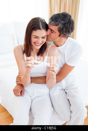 Glückliches Paar herauszufinden, Ergebnisse der einen Schwangerschaftstest Stockfoto