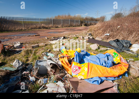 Illegale Fly Ablagerung von Müll am Stadtrand von Barrow in Furness, Cumbria, UK. Stockfoto