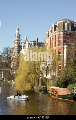 Radeln Sie, Bootfahren entlang der Grachten von Amsterdam, Holland Stockfoto