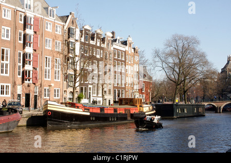 Ein Boot bewegt sich entlang des Kanals Prinsengracht in Amsterdam, Holland Stockfoto